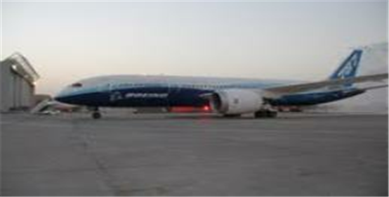 وصول الطائرة العملاقة بوينغ دريمرلاينر 787 إلى العاصمة أبوظبي